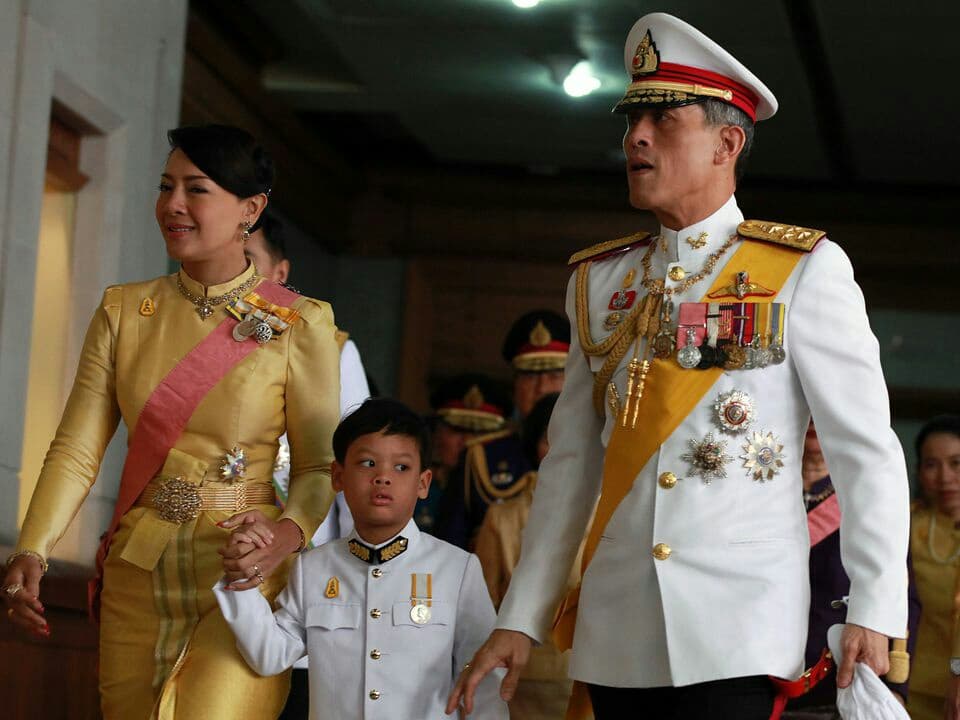Король Таиланда оплатил лечение мальчика, которого покусали 4 собаки.