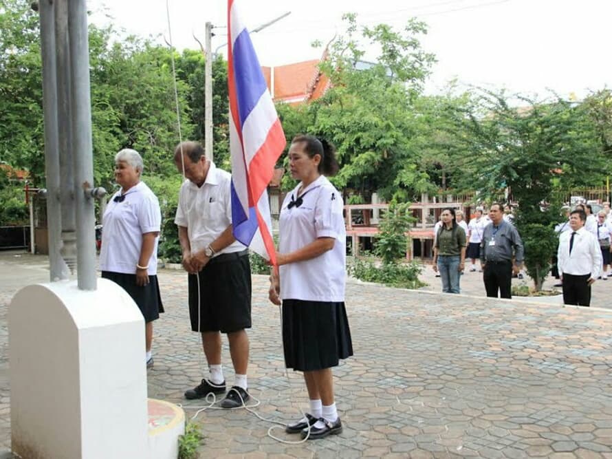 Старики Хуа-Хина вновь пошли в школу. Старики Хуа-Хина вновь пошли в школу.