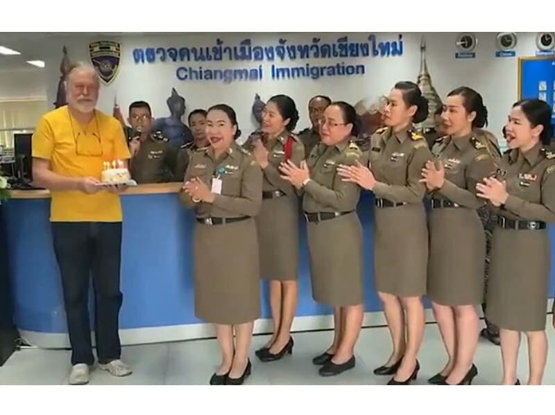 Турист потерял дар речи, когда его поздравили с днём рождения в Миграционной службе. Турист потерял дар речи, когда его поздравили с днём рождения в Миграционной службе.