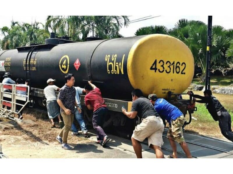 В Паттайе заглохший поезд перегородил дорогу в сад Нонг-Нуч. В Паттайе заглохший поезд перегородил дорогу в сад Нонг-Нуч.