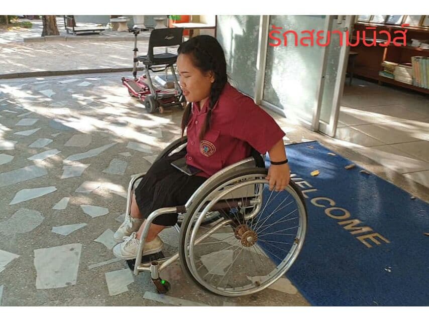 Terminal 21 освободил инвалидное место на парковке для здоровых клиентов на дорогой тачке. Terminal 21 освободил инвалидное место на парковке для здоровых клиентов на дорогой тачке.