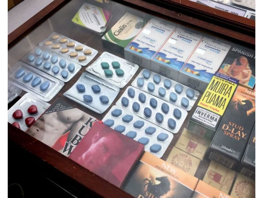 В Бангкоке арестовали 8 иностранцев и 5 тайцев, торговавших фальшивой виагрой. В Бангкоке арестовали 8 иностранцев и 5 тайцев, торговавших фальшивой виагрой.