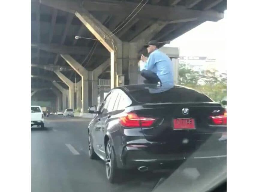 В Бангкоке водитель залез на крышу своей машины, чтобы помедитировать.