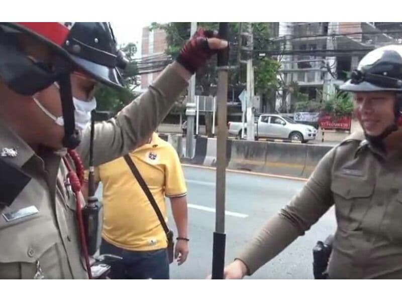 В Чонбури полиция остановила мотоциклиста с самурайским мечом.