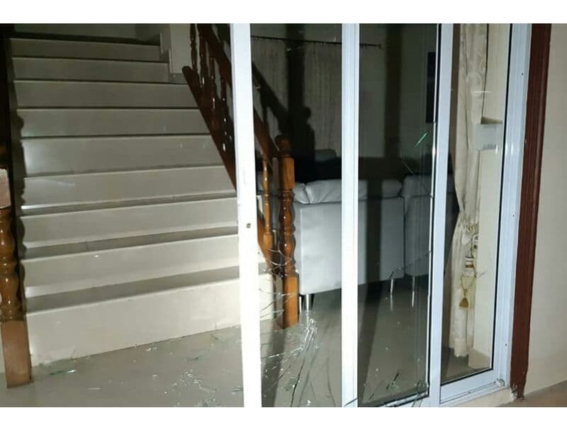 Индиец не смог пройти через стеклянную дверь и попал в больницу.