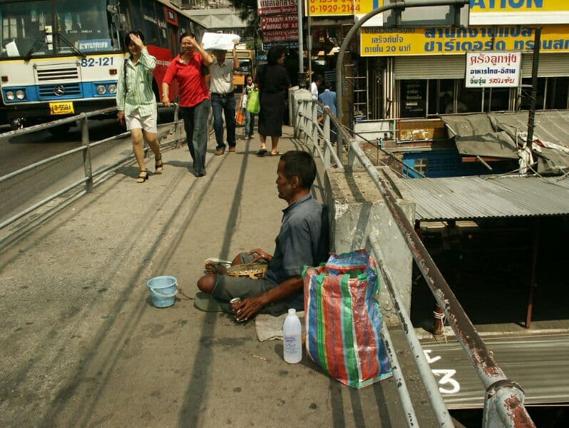 В Таиланде запретили подавать и просить милостыню.