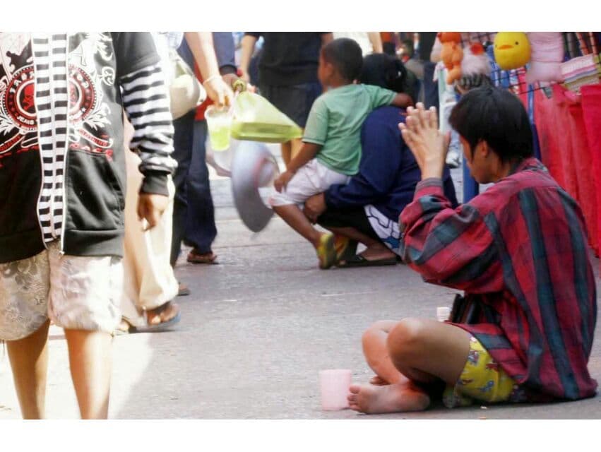 В Таиланде запретили подавать и просить милостыню.