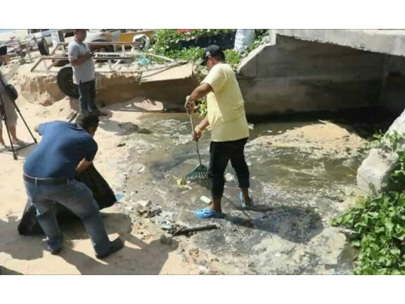 Власти Паттайи заткнули канализацию мешками с песком.
