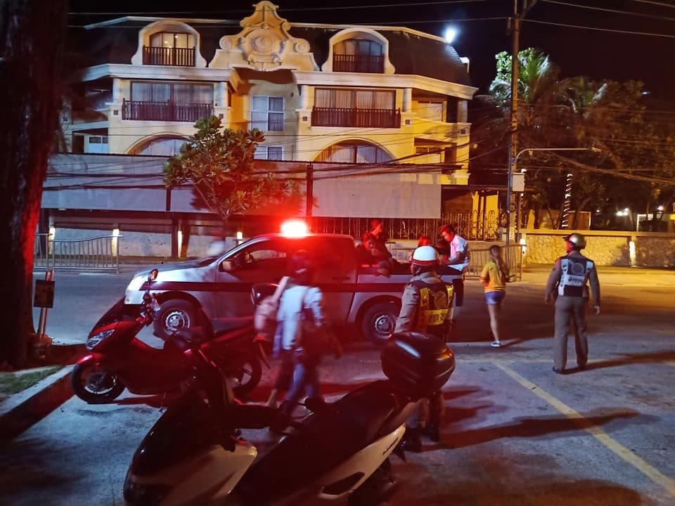 Около сотни бирманских подростков с ножами собрались возле пляжа Патонг.