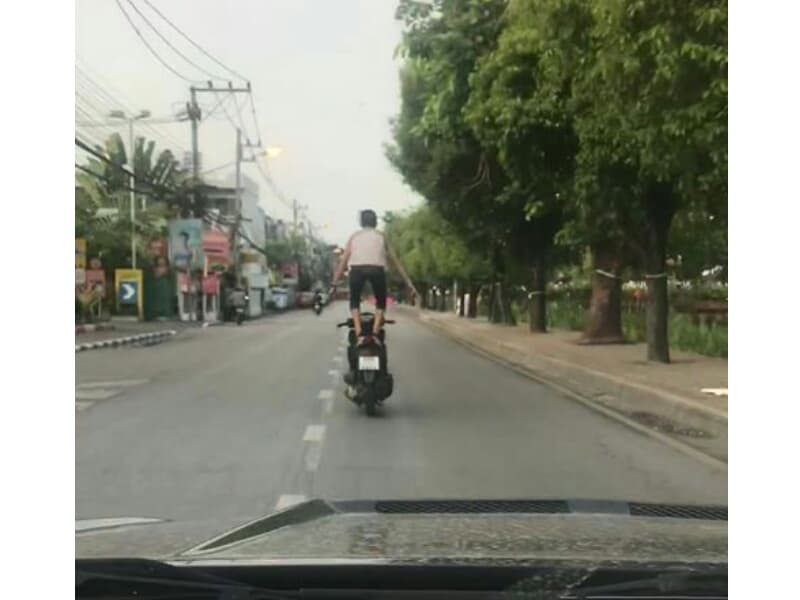 Полиция Чанг-Мая обещает крупно оштрафовать трюкача на мотоцикле.