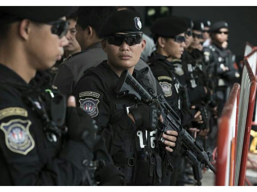 Четверо арестованы за торговлю беспроводными микрофонами без лицензии.