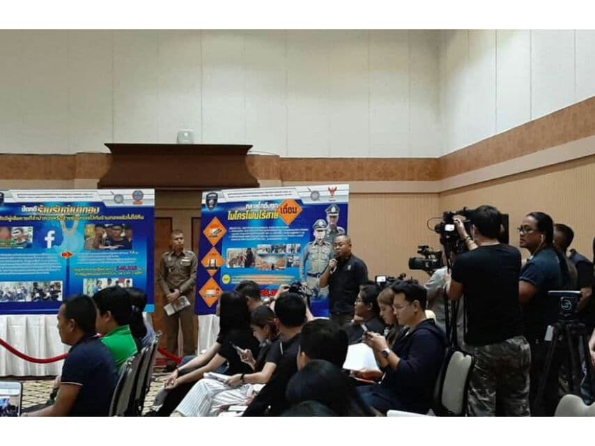 Четверо арестованы за торговлю беспроводными микрофонами без лицензии. Четверо арестованы за торговлю беспроводными микрофонами без лицензии.