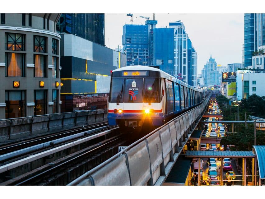 Фу! Китаянка напрудила в поезде ARL.