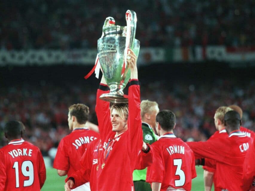 Золотой Дэвид Бекхэм привлекает туристов в бангкокский храм.