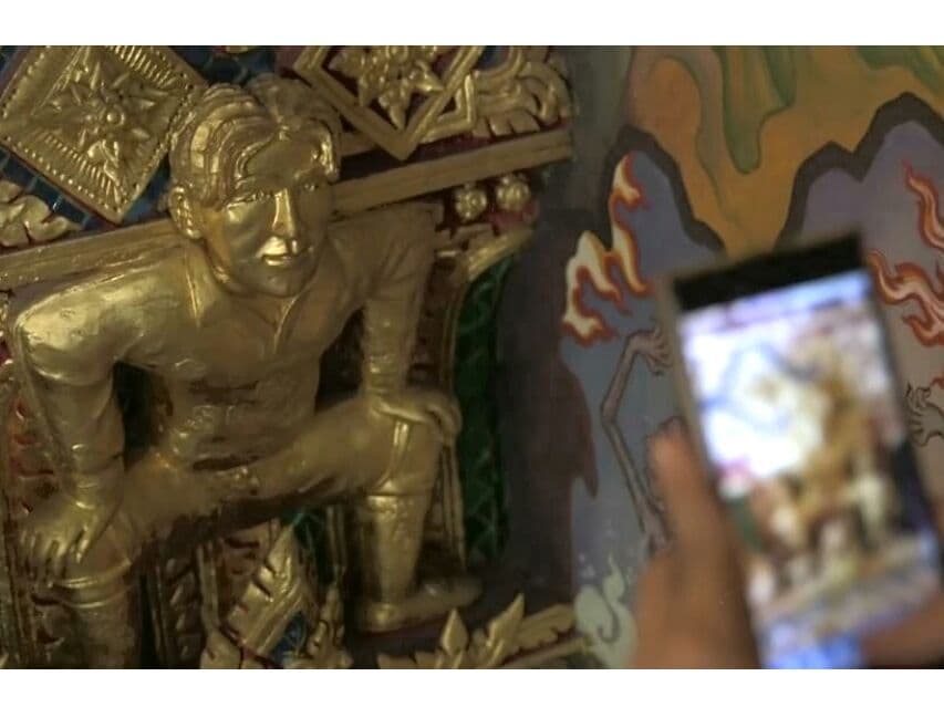 Золотой Дэвид Бекхэм привлекает туристов в бангкокский храм.