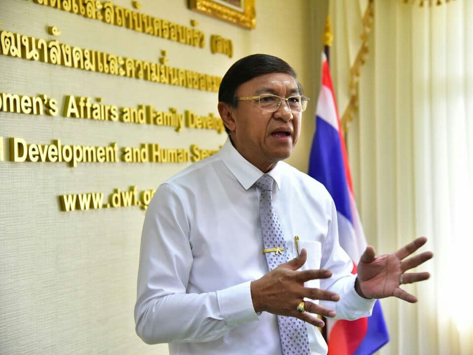 В Таиланде принят новый закон против курения в своём доме. В Таиланде принят новый закон против курения в своём доме.