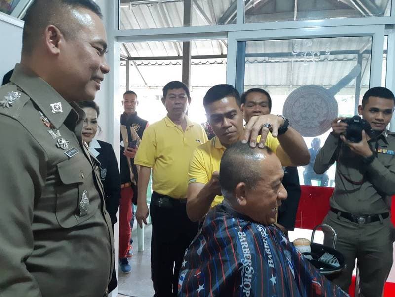 Полиция Пхукета открыла бесплатный барбершоп.