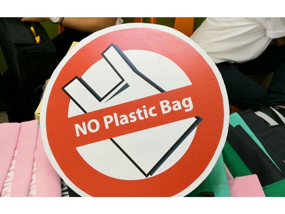 В магазинах "The Mall Group" начали брать деньги за пластиковые пакеты.