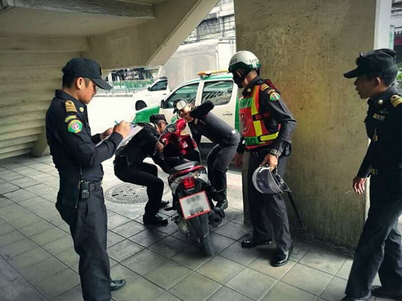 В Бангкоке штраф за езду по тротуарам на мотоцикле увеличили до 3'000 бат.