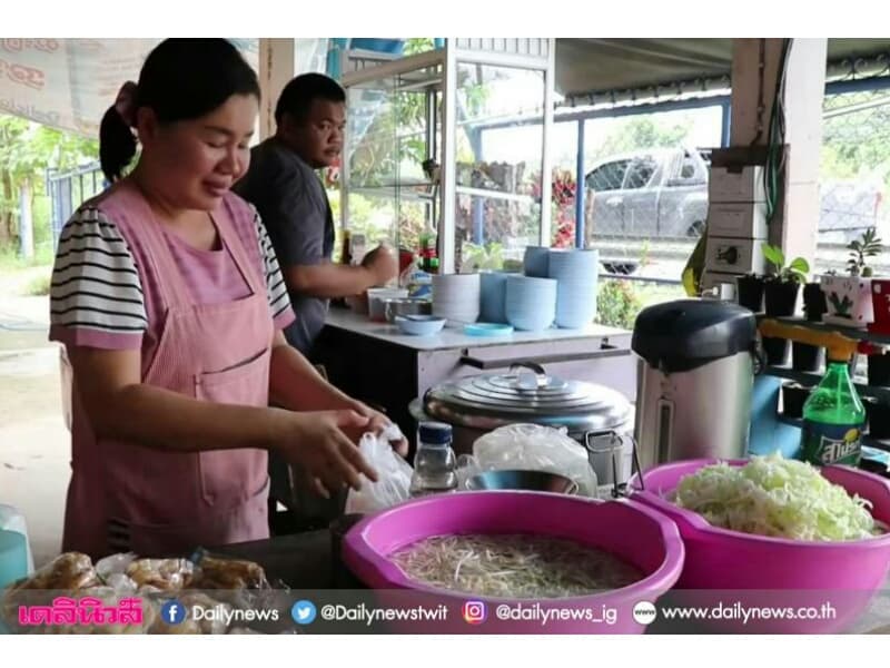 Сытная лапша всего по 5 бат за порцию вызвала большой ажиотаж в Чанг-Мае.
