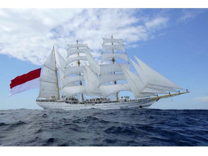111-метровый парусник ВМФ Индонезии прибыл на Пхукет.
