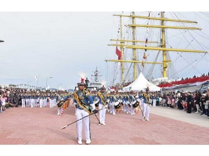 111-метровый парусник ВМФ Индонезии прибыл на Пхукет.