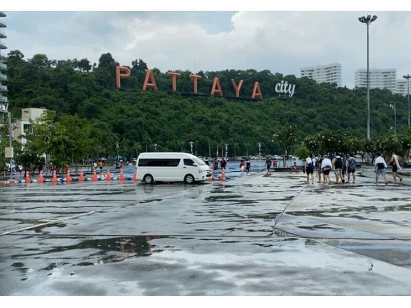 Шеф туристической полиции Паттайи пообещал принять меры против нелегальных гидов. Шеф туристической полиции Паттайи пообещал принять меры против нелегальных гидов.