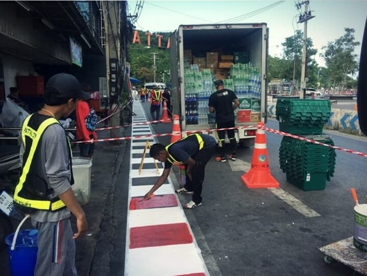 В Бали-Хай запретили парковку, чтобы прекратить драки между водителями такси и автобусов. 