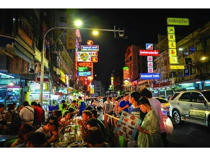 Улица Яоварат в Бангкоке стала пешеходным раем для любителей стрит-фуда.