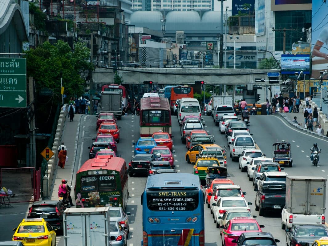 Тайские чиновники решили по средам ездить только на общественном транспорте.