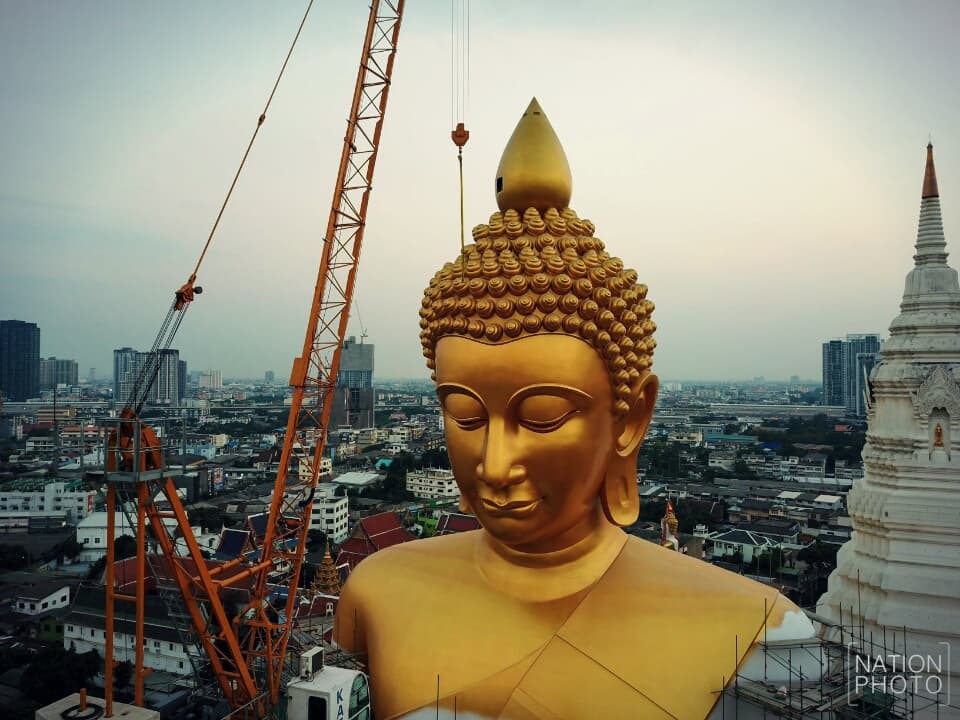 Тайский стиль: 69-метровую золотую статую Будды установили вместо ёлки в Бангкоке.