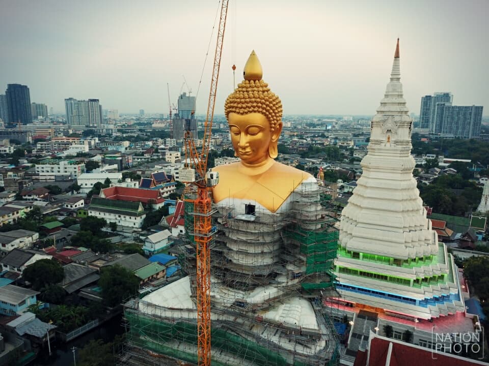 Тайский стиль: 69-метровую золотую статую Будды установили вместо ёлки в Бангкоке.
