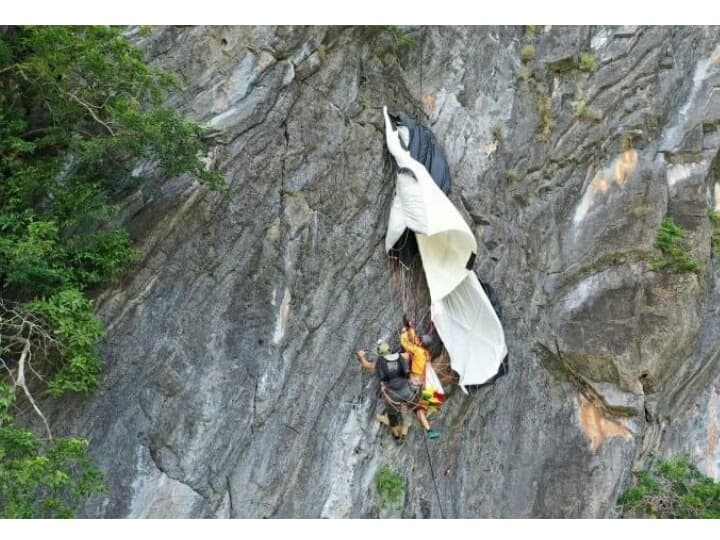 Австрийский экстремал 8 часов провисел на скале в Патталунге.