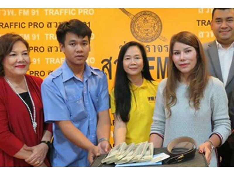 Честный тайский таксист вернул забывчивой пассажирке свою зарплату за 8 лет.