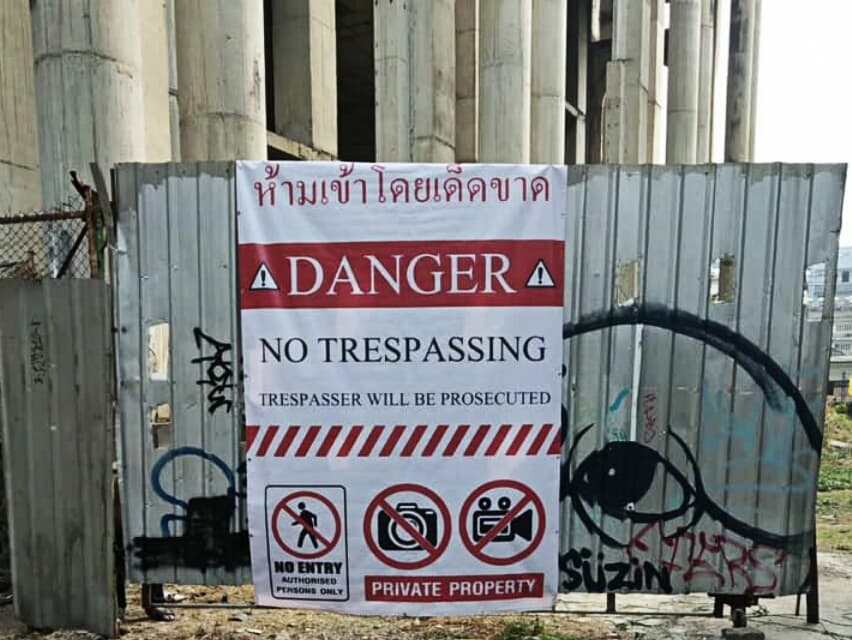 Держитесь подальше от моей "башни призраков"!