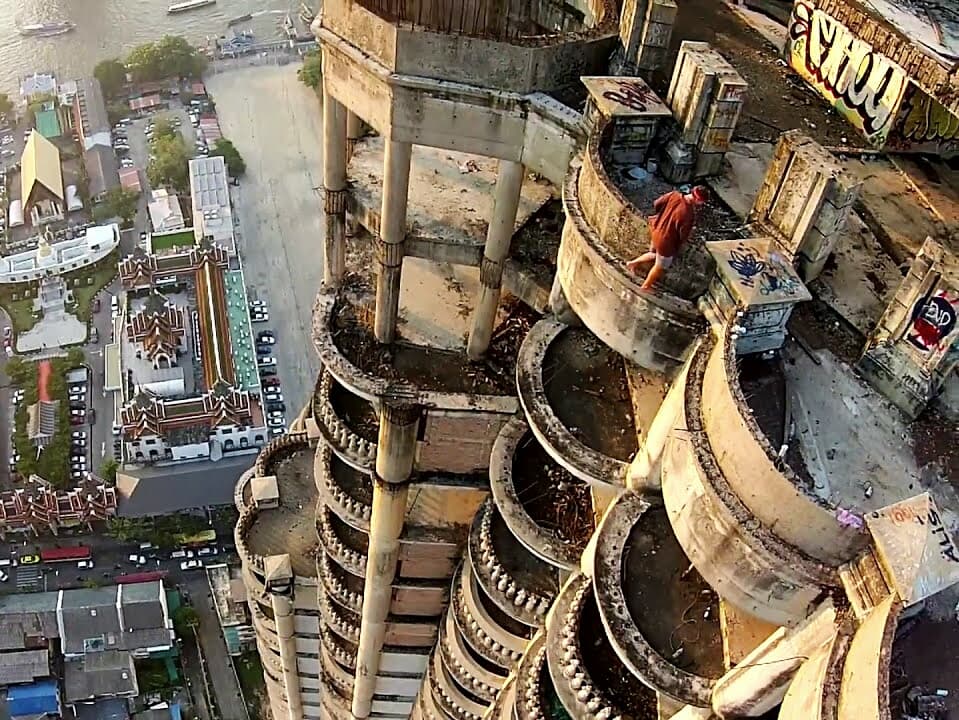 Держитесь подальше от моей "башни призраков"! Держитесь подальше от моей "башни призраков"!