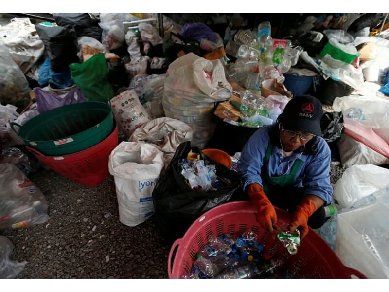 В храме на юге Бангкока буддийские мантии делают из пластиковых бутылок.
