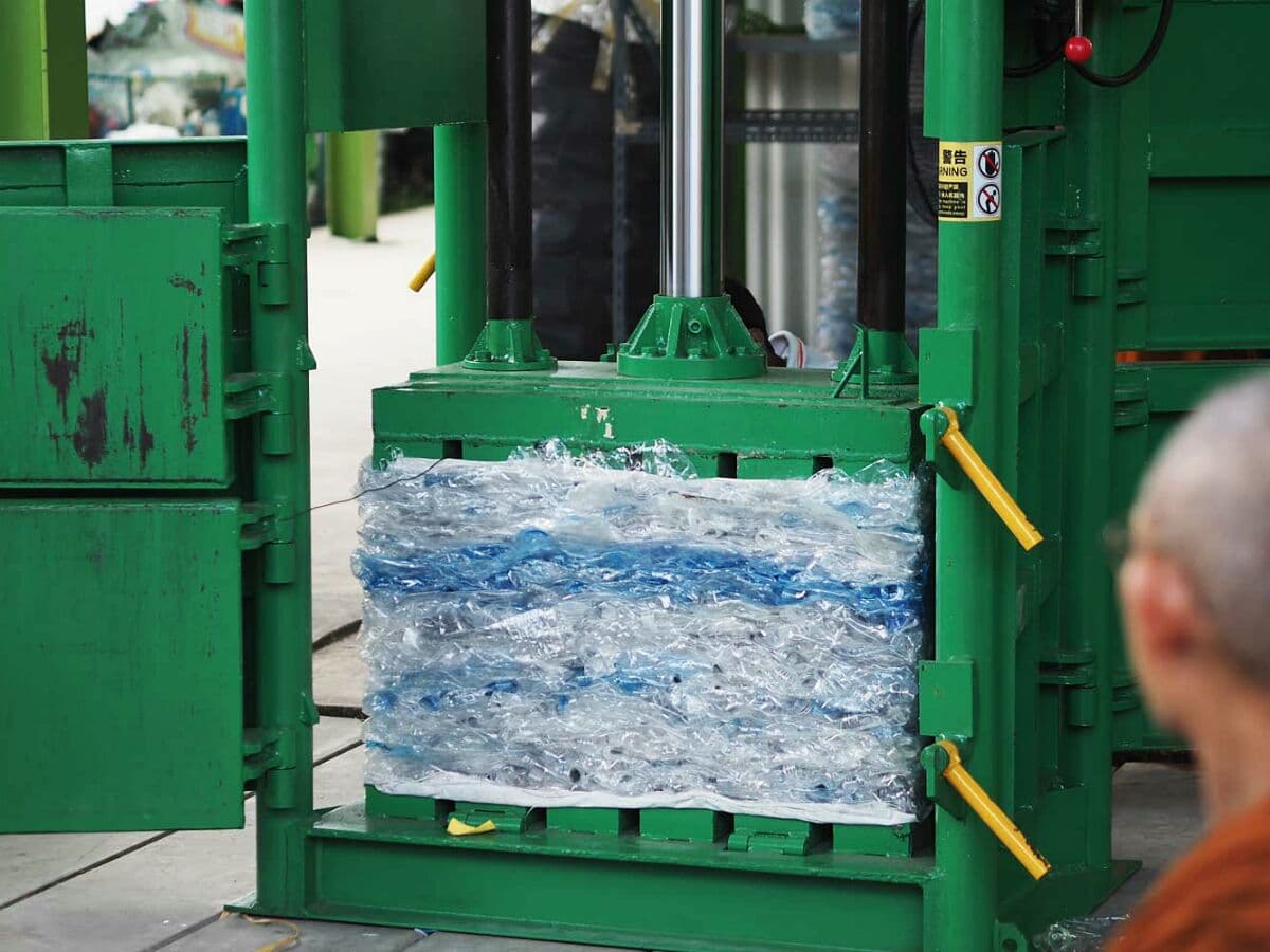 В храме на юге Бангкока буддийские мантии делают из пластиковых бутылок.