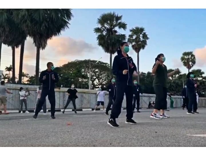 Из карантина в Саттахипе выпускают тайцев, эвакуированных из Уханя.