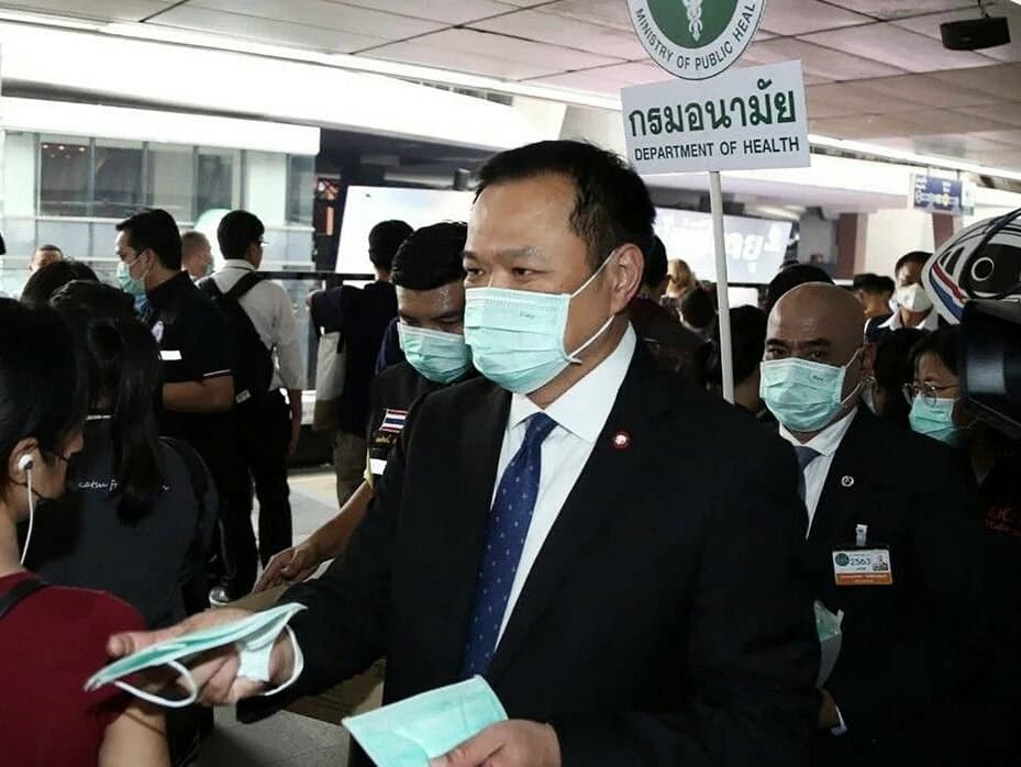 Анутин: Берегитесь "грязных фарангов", которые разносят вирус по Таиланду.