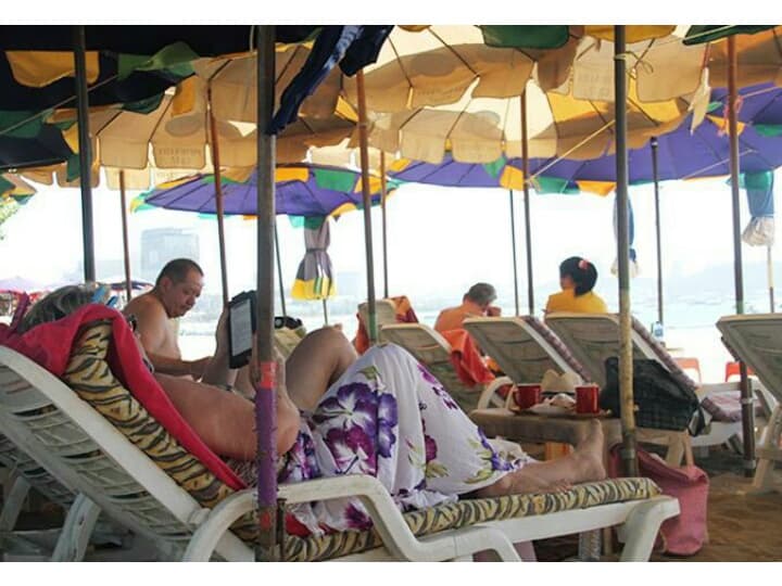  Пожилые иностранцы спасают пляжный бизнес Паттайи и Джомтьена.