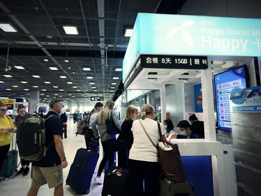 Таиланд ввёл "мобильный карантин" для всех, кто прилетает из заразных стран.