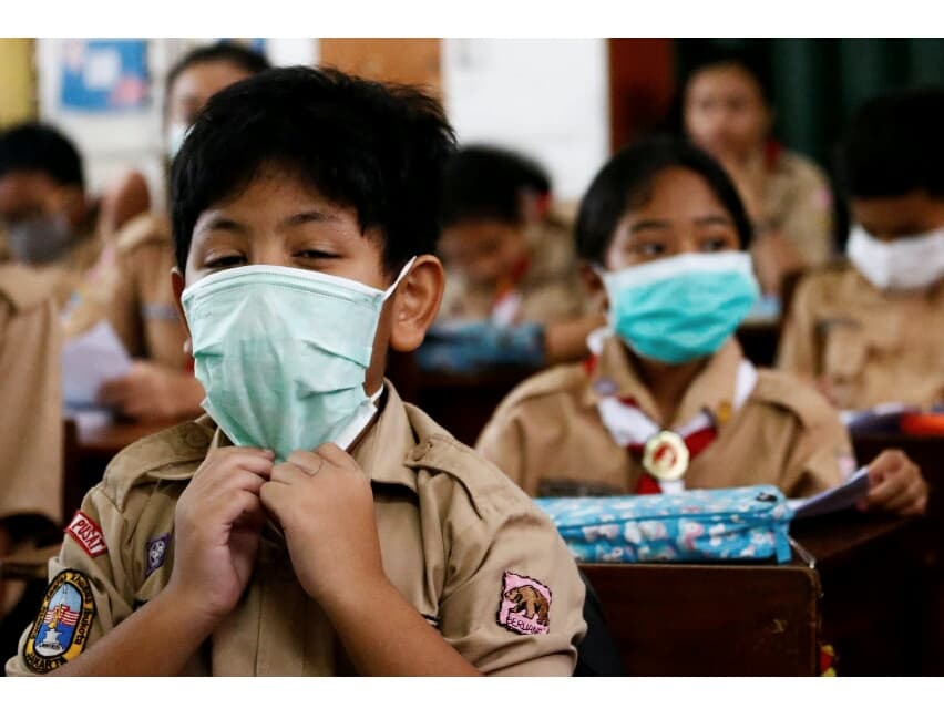 Тайцев возмутило требование ходить на учёбу в "скромных" масках.