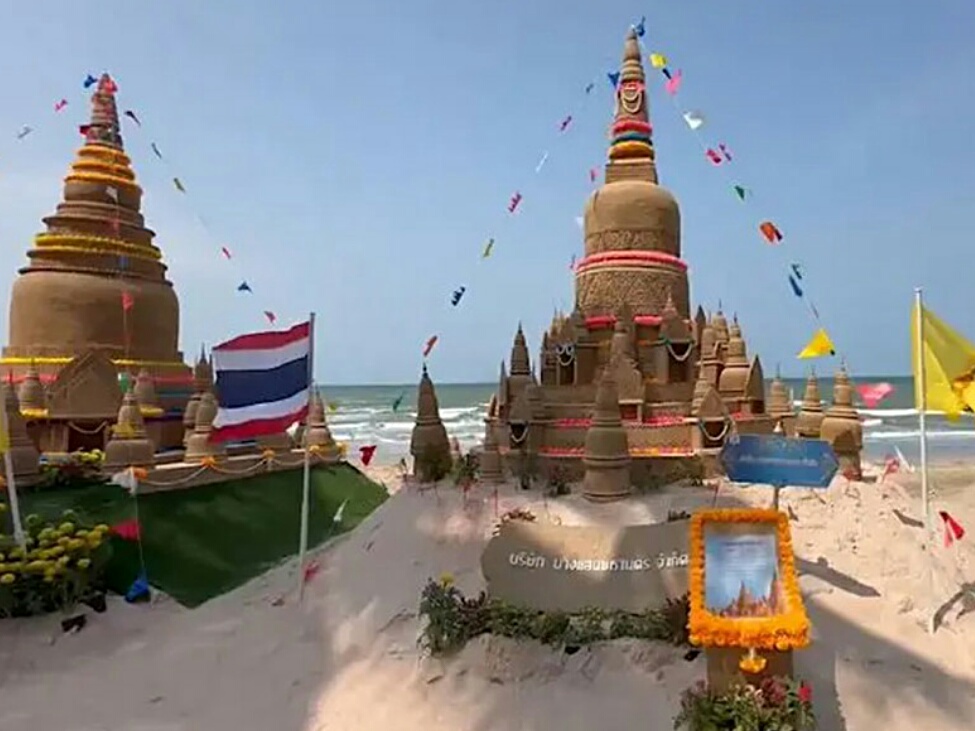 Скульптуры из песка украсили пляжи и храмы в Чонбури