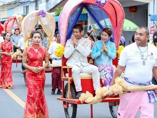 10-й ежегодный уличный фестиваль культуры Кату на Пхукете (27-29/07/18) 27-29 июля на ул. Вичит Сонкрам (Wichit Songkhram Road) пройдёт 10-й ежегодный уличный фестиваль культуры Кату, который демонстрирует культурное наследие одной из древнейших и ярчайших общин Пхукета. Вице-губернатор Снит говорит, что этот фестиваль имеет большое значение для поддержания культуры и традиций Кату. Он побуждает не только туристов, но и местных жителей изучать этот регион, его историю и вклад в развитие Пхукета. В Кату издавна занимались добычей олова. Однако, это также и культурная жемчужина Пхукета. Кату отличается богатым культурным разнообразием, поскольку на эту общину оказали особое влияние такие страны как Индия, Китай и Малайзия. Мэр Кату Чайанан Суттикун рассказал, что их фестиваль был основан в 2009 году. И вот уже десять лет он помогает распространять их культуру. В рамках фестиваля устраивают ярмарки местной кухни и рукоделия, разные театральные представления о местном образе жизни в эпоху добычи олова на Пхукете. Уличный фестиваль культуры Кату пройдёт на ул. Вичит Сонкрам между офисами муниципалитета Кату и центром здравоохранения Кату. 10-й ежегодный уличный фестиваль культуры Кату на Пхукете (27-29/07/18) 27-29 июля на ул. Вичит Сонкрам (Wichit Songkhram Road) пройдёт 10-й ежегодный уличный фестиваль культуры Кату, который демонстрирует культурное наследие одной из древнейших и ярчайших общин Пхукета. Вице-губернатор Снит говорит, что этот фестиваль имеет большое значение для поддержания культуры и традиций Кату. Он побуждает не только туристов, но и местных жителей изучать этот регион, его историю и вклад в развитие Пхукета. В Кату издавна занимались добычей олова. Однако, это также и культурная жемчужина Пхукета. Кату отличается богатым культурным разнообразием, поскольку на эту общину оказали особое влияние такие страны как Индия, Китай и Малайзия. Мэр Кату Чайанан Суттикун рассказал, что их фестиваль был основан в 2009 году. И вот уже десять лет он помогает распространять их культуру. В рамках фестиваля устраивают ярмарки местной кухни и рукоделия, разные театральные представления о местном образе жизни в эпоху добычи олова на Пхукете. Уличный фестиваль культуры Кату пройдёт на ул. Вичит Сонкрам между офисами муниципалитета Кату и центром здравоохранения Кату.