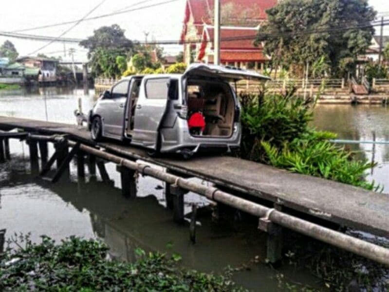 Поворот не туда: куда смотрел водитель, когда GPS направил машину на пешеходный мост?