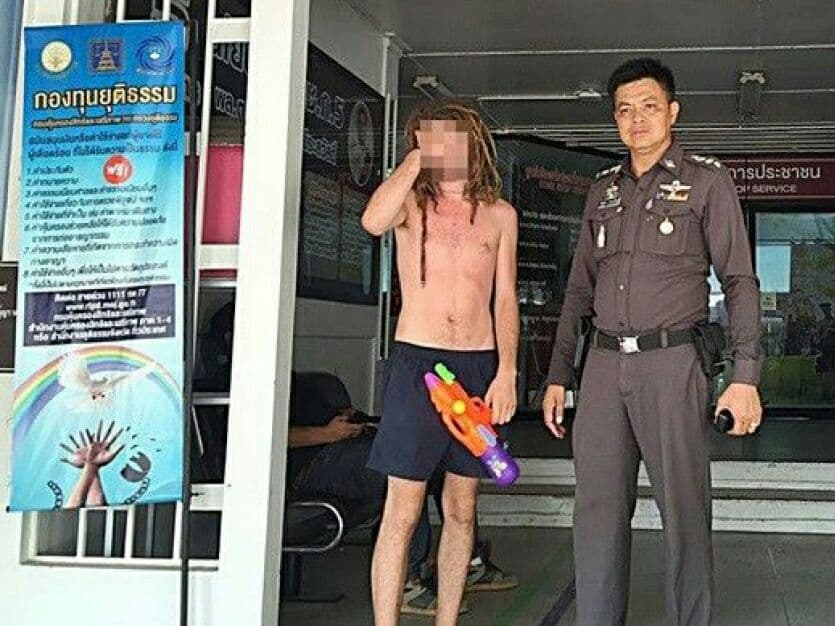 В Чанг Мае оштрафовали иностранца, который показал соски во время обливаний на Сонгкран.