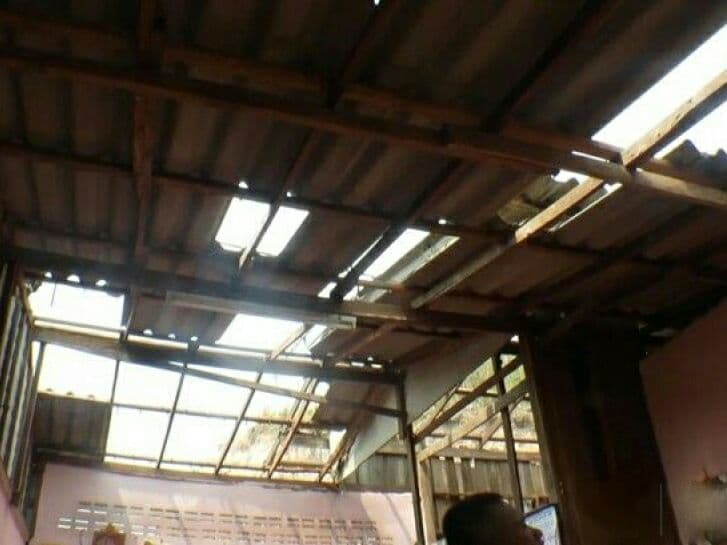 Весенние грозы повредили более 700 домов. Весенние грозы повредили более 700 домов.