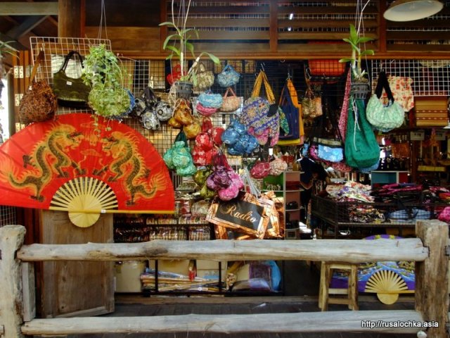 Плавучий рынок в Паттайе.